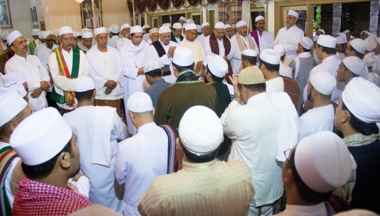 Berdiri Sebagai Bentuk Penghormatan Kepada Orang yang Mulia